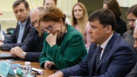 На встрече с представителями частных управляющих компаний председатель Жилищного комитета Денис Удод обсудил важную инициативу — формирование тарифов на содержание жилья с учётом минимального перечня услуг.